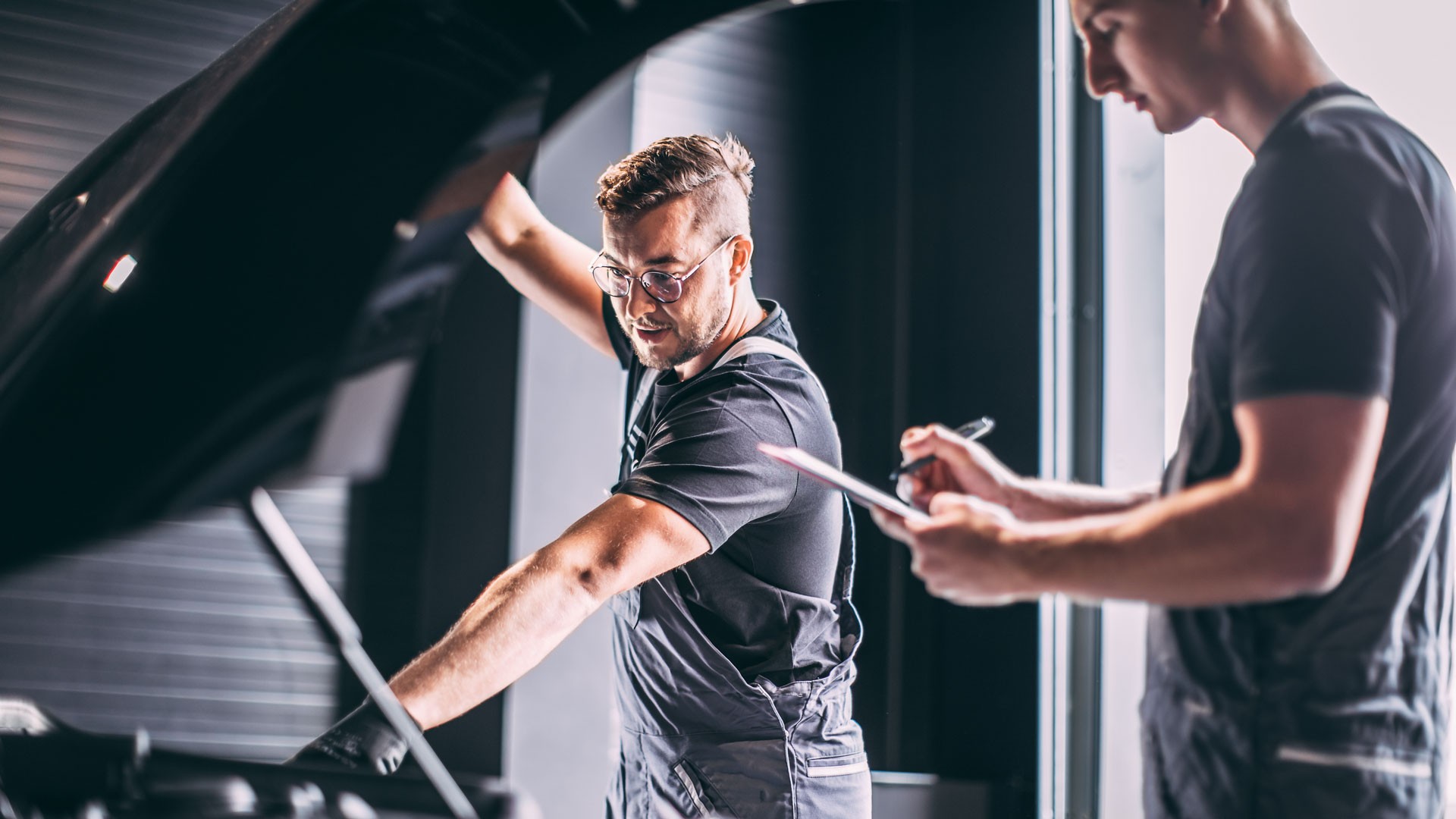 雪の中を走るMINI Countryman